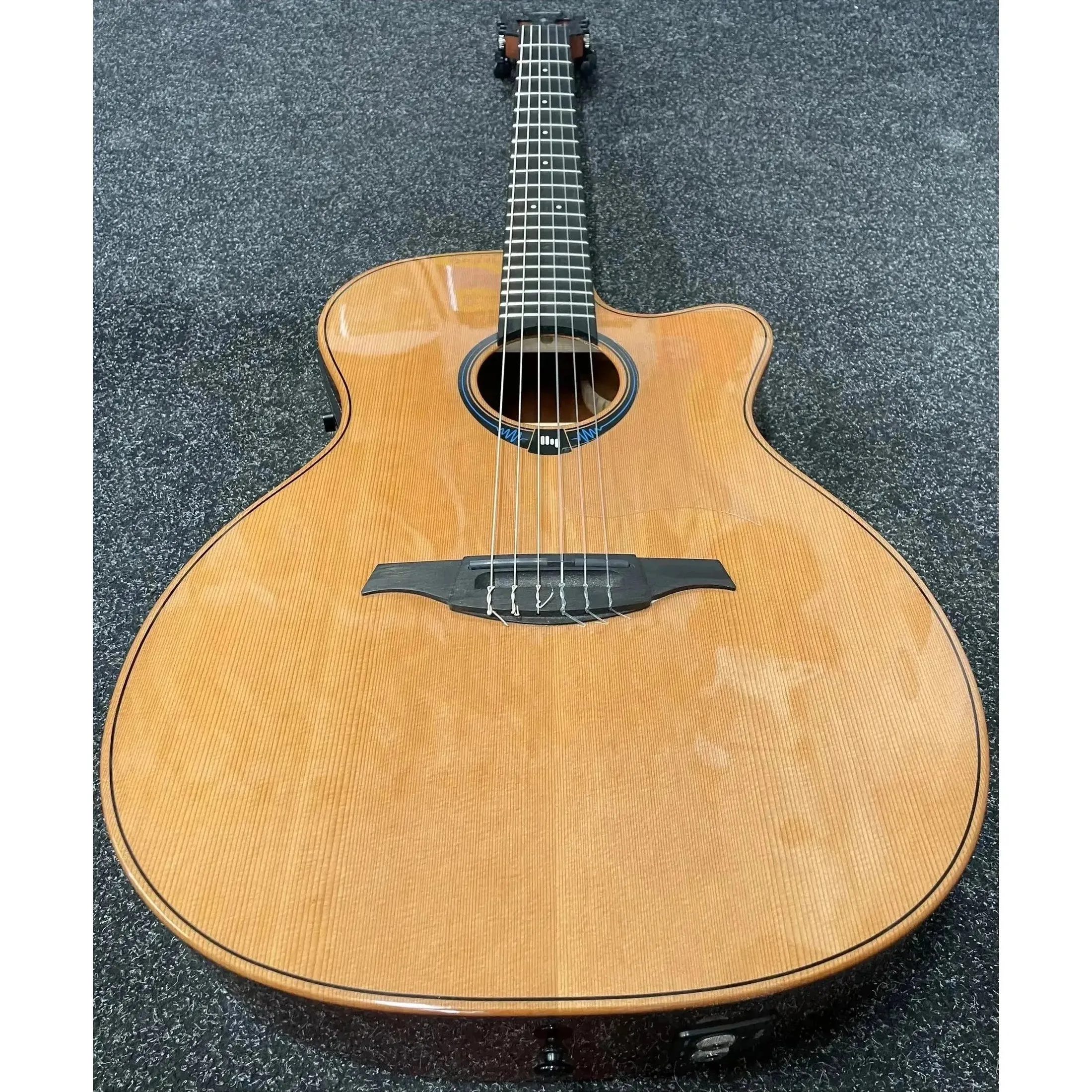 Lag Tramontane Hyvibe 15 TNHV15ACE Electro Nylon Guitar & Case Pre-Owned