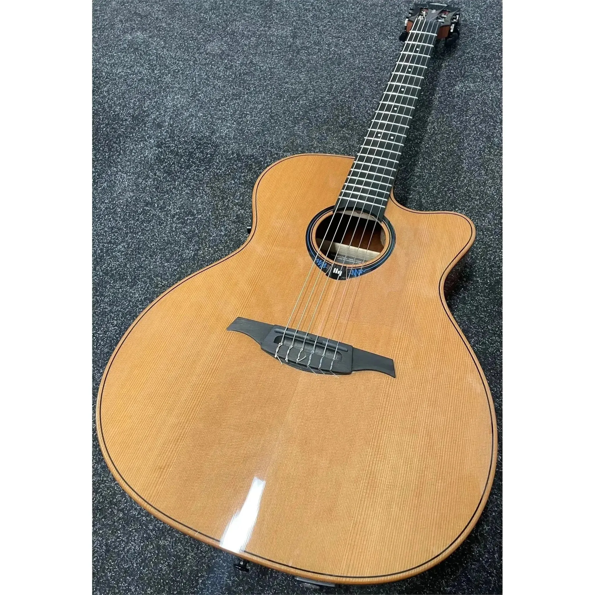 Lag Tramontane Hyvibe 15 TNHV15ACE Electro Nylon Guitar & Case Pre-Owned